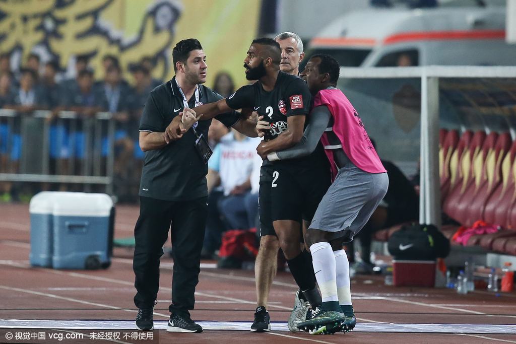  罗马德比爆发冲突两人染红离场  