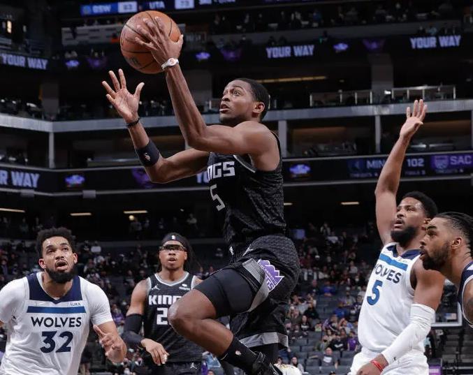  福克斯关键抢断国王逆转战胜公牛